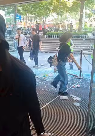 張凌赫活動失控！人潮擠商場「玻璃門炸裂碎一地」驚悚畫面瘋傳