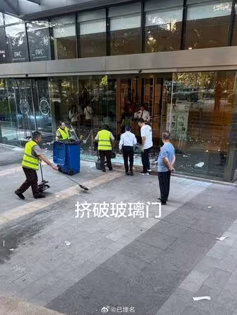張凌赫活動失控！人潮擠商場「玻璃門炸裂碎一地」驚悚畫面瘋傳