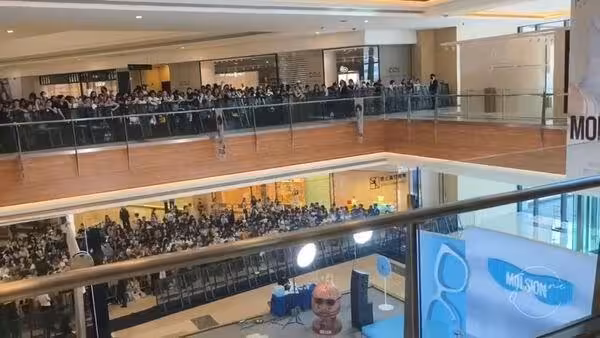 張凌赫活動失控！人潮擠商場「玻璃門炸裂碎一地」驚悚畫面瘋傳