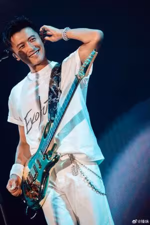 王菲低調現身謝霆鋒演唱會！揮手「無名指疑戴鑽戒」世紀復合12年
