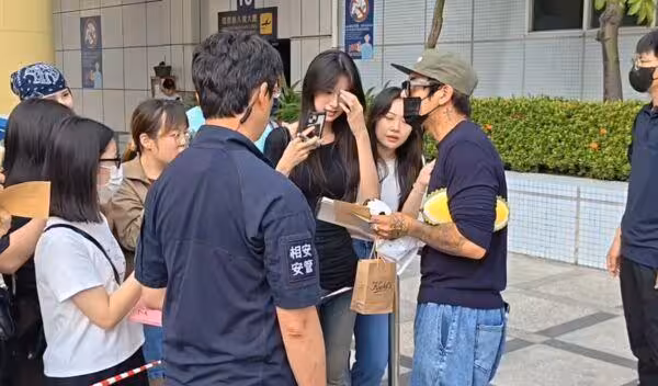 機場變簽名會！DPR IAN「逐一幫簽名」粉絲暴動：愛對人了