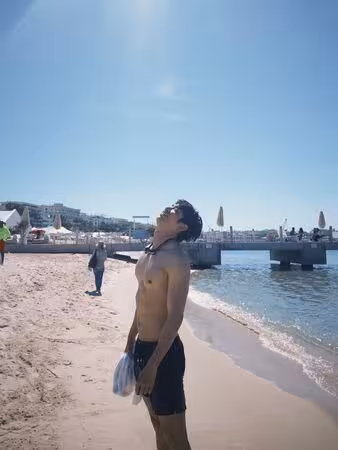 劉以豪海邊上空「秀六塊肌」！現況照超猛 網驚：看不出來要40了