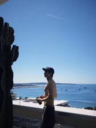 劉以豪海邊上空「秀六塊肌」！現況照超猛 網驚：看不出來要40了