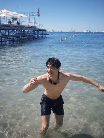 劉以豪海邊上空「秀六塊肌」！現況照超猛 網驚：看不出來要40了