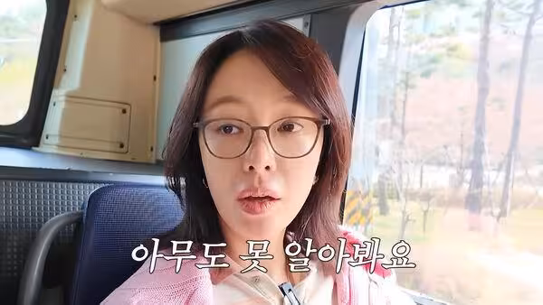韓戲劇女王零偽裝搭公車！沒半個人認出　她笑喊：給我多點關心～