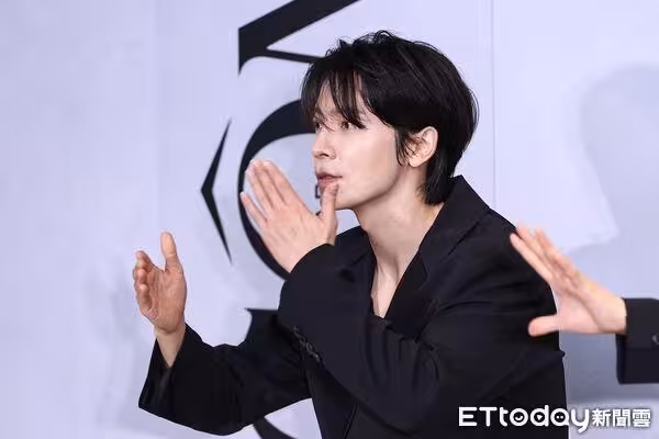 直擊／SJ D＆E癱瘓新光三越1樓！「裡面沒穿情侶裝」掀千人暴動