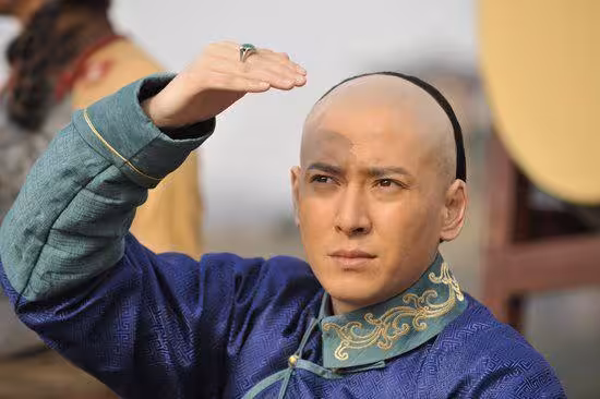 《步步驚心》九阿哥無戲可拍！直播崩潰「摘眼鏡擦淚」　改拍短劇維生