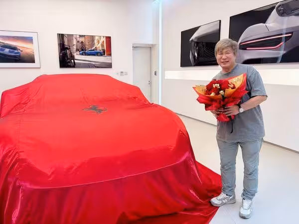 胡瓜67歲生日圓夢了！家人籌資送頂級千萬法拉利　感動反應全被拍