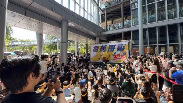 香蕉哥哥淚灑舞台！出道26年首辦見面會　吐心聲：粉絲笑容讓我捨不得離開