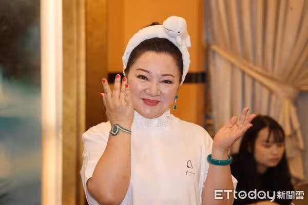 28年前入圍卻痛失愛女　白冰冰再戰歌后「5000萬珠寶」穿豪宅現身