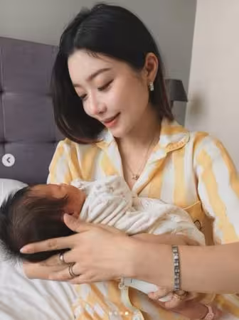 陶晶瑩「親自送大紅包」給納豆女兒！依依感動：忙到不行還趕場來看