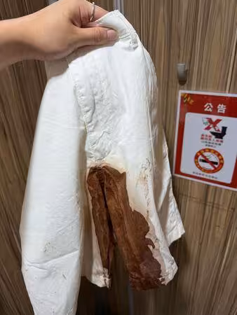 網友白褲沾咖啡困北車廁所！潘若迪變身席琳狄翁「親外送褲子」