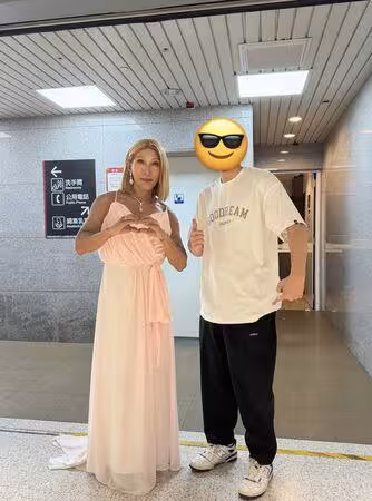 網友白褲沾咖啡困北車廁所！潘若迪變身席琳狄翁「親外送褲子」