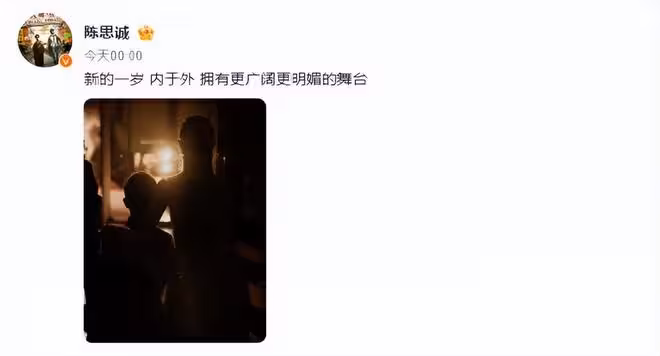 看董璇高雲翔小酒窩一家三口同框，評論區說出了張維伊的心酸