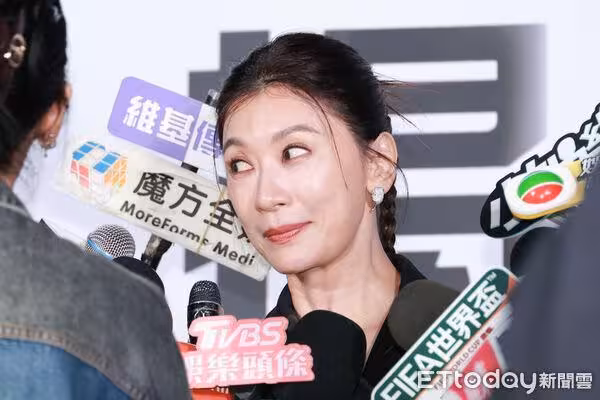 護愛女海邊性感照！賈靜雯笑嗆：你們很保守耶　胡宇威一句話閃瞎全場記者