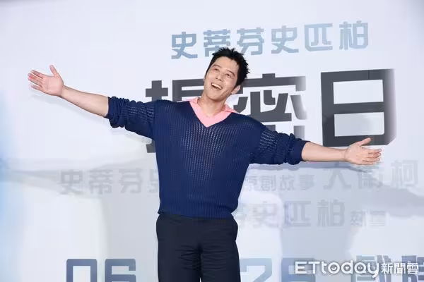 護愛女海邊性感照！賈靜雯笑嗆：你們很保守耶　胡宇威一句話閃瞎全場記者