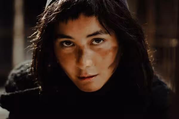老公大病初癒復工!何超儀亂髮髒臉「被當殺人犯」飆演技 強勢攻占韓國影展