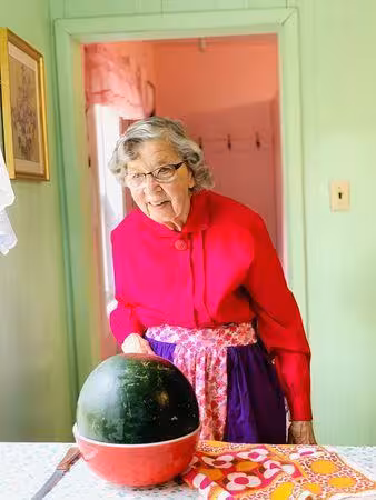 終身未婚不孤單!90歲超狂阿嘉莎奶奶「沒手機」 大爆約會史:總有事可做