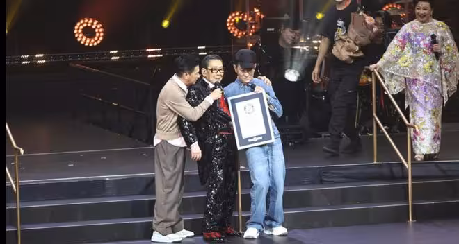 94歲TVB男星慶功宴甜蜜摸91歲女星下巴!不介意兩人傳黃昏戀!直言:多點新聞也好