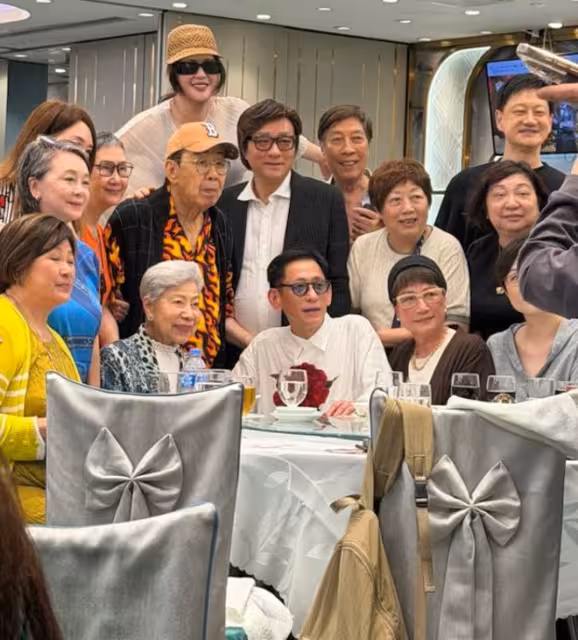 94歲TVB男星慶功宴甜蜜摸91歲女星下巴!不介意兩人傳黃昏戀!直言:多點新聞也好
