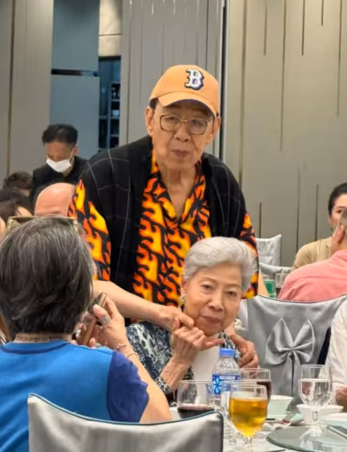 94歲TVB男星慶功宴甜蜜摸91歲女星下巴!不介意兩人傳黃昏戀!直言:多點新聞也好