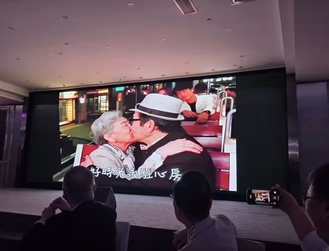 94歲TVB男星慶功宴甜蜜摸91歲女星下巴!不介意兩人傳黃昏戀!直言:多點新聞也好
