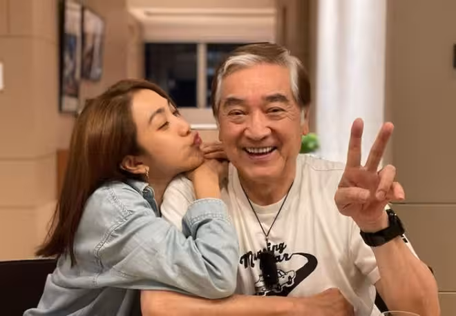 TVB資深男星80歲當了爺爺!抱著孫女笑逐顏開!兩任妻子都有日本血統!