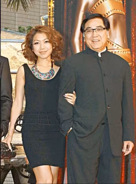 TVB資深男星80歲當了爺爺!抱著孫女笑逐顏開!兩任妻子都有日本血統!
