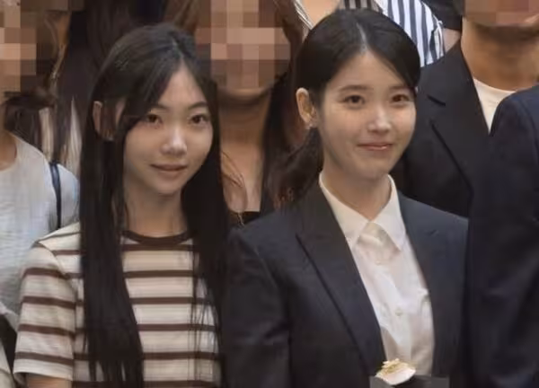 IU力挺保鑣!婚禮獻唱祝歌「合體小IU」美談曝光:太善良了