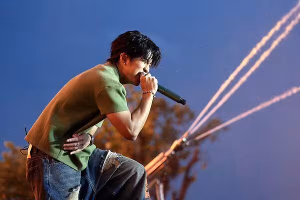 婁峻碩S2O雨中濕身開唱!逼問粉絲「濕了嗎」下秒突爆喜訊