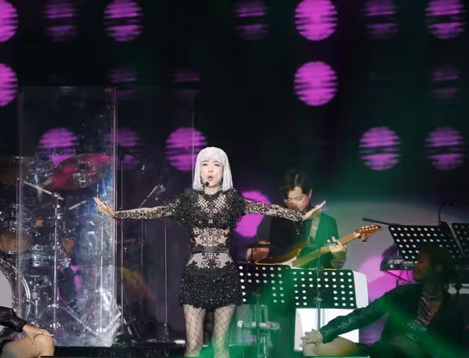 70歲TVB前女星舉辦演唱會!超性感透視裙跳唱《APT.》!趙雅芝汪明荃黎耀祥眾星雲集