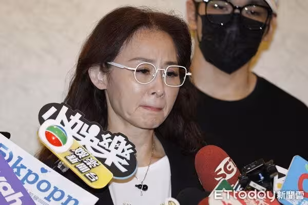 戴白色眼鏡去靈堂上香被罵！兵家綺悼念傅子純遭網暴　傻眼反擊酸民