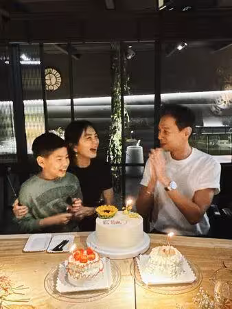 Ella迎45歲生日！S.H.E合體慶生　驚喜喊「有機會喔」引暴動