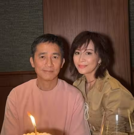 沒老婆就慌了!梁朝偉緊牽劉嘉玲「一放手變社恐」瘋狂摳手被抓包