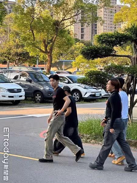直擊/&TEAM開唱!驚見「男團偶像現身」私下力挺畫面被拍