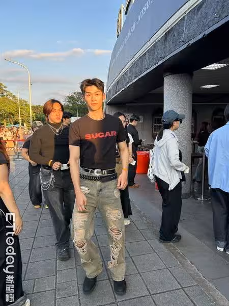 直擊/&TEAM開唱!驚見「男團偶像現身」私下力挺畫面被拍