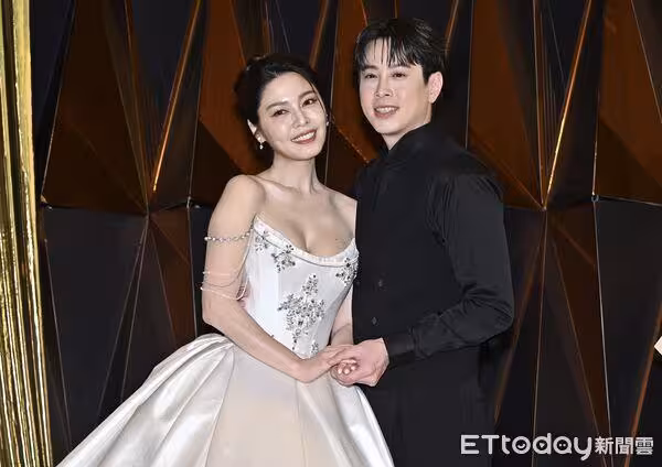 直擊/白家綺深U婚紗辣秀雪白北半球!吳東諺深情告白…夫妻都哭了