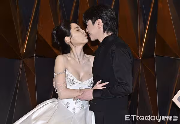 直擊/白家綺深U婚紗辣秀雪白北半球!吳東諺深情告白…夫妻都哭了