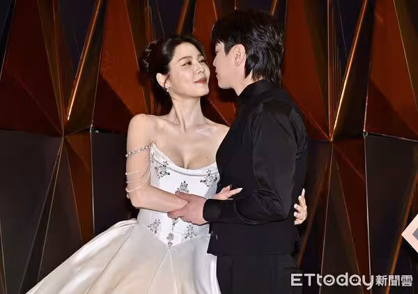 直擊/白家綺深U婚紗辣秀雪白北半球!吳東諺深情告白…夫妻都哭了
