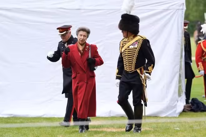 75歲安妮公主閱兵後獨享「國王級」待遇，英國軍方這波操作絕了