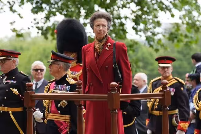 75歲安妮公主閱兵後獨享「國王級」待遇，英國軍方這波操作絕了