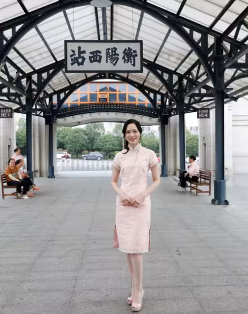 港姐12位佳麗現身湖南衡陽，穿旗袍大曬曼妙身姿！馮盈盈自封「外景之王」！