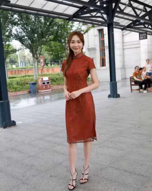 港姐12位佳麗現身湖南衡陽，穿旗袍大曬曼妙身姿！馮盈盈自封「外景之王」！