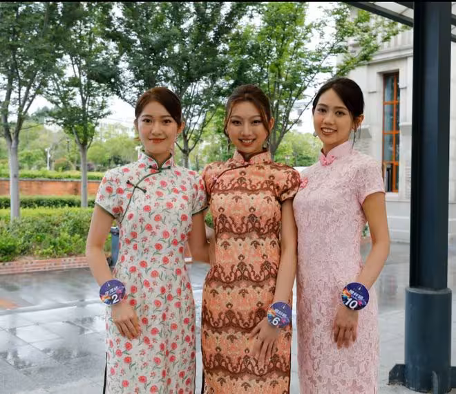 港姐12位佳麗現身湖南衡陽，穿旗袍大曬曼妙身姿！馮盈盈自封「外景之王」！