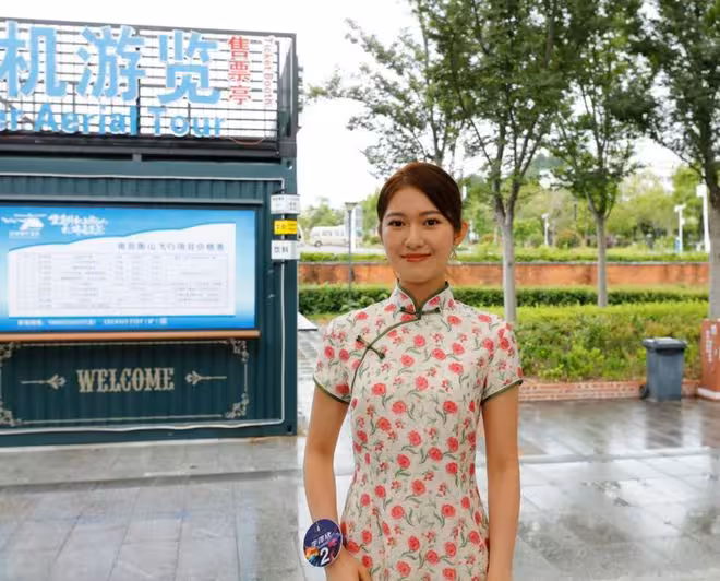 港姐12位佳麗現身湖南衡陽，穿旗袍大曬曼妙身姿！馮盈盈自封「外景之王」！