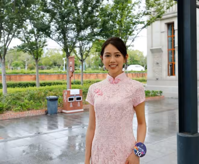 港姐12位佳麗現身湖南衡陽，穿旗袍大曬曼妙身姿！馮盈盈自封「外景之王」！
