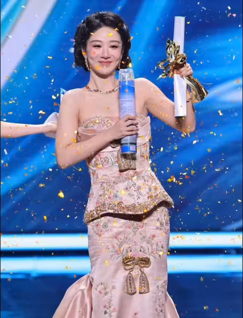 楊紫拿下白玉蘭視後，情緒激動淚灑當場，哭到哽咽，還不忘闢謠