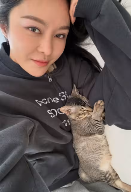 TVB花旦與前一線小生疑戲假情真！兩人都曬出同只貓咪！相差10歲曾曖昧互動！