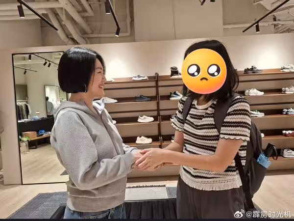 小S一家四口零保鑣「陪女兒追星」！　遇粉絲高喊愛微笑暖回：我知道