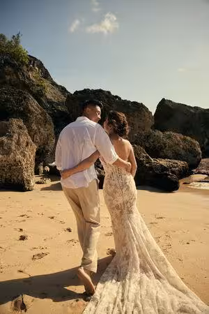 快訊／瘦子結婚4年海島補辦婚禮！　甜牽老婆深情對望「大咖全現身見證」